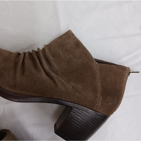 BOC (Born) suede boots sz 8.5 M taupe Settle pleated foot heeled bootie - Picture 4 of 8